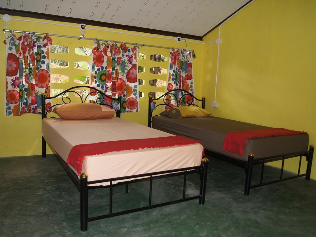 Dorm Des Fleurs Hostel Khao Lak Esterno foto